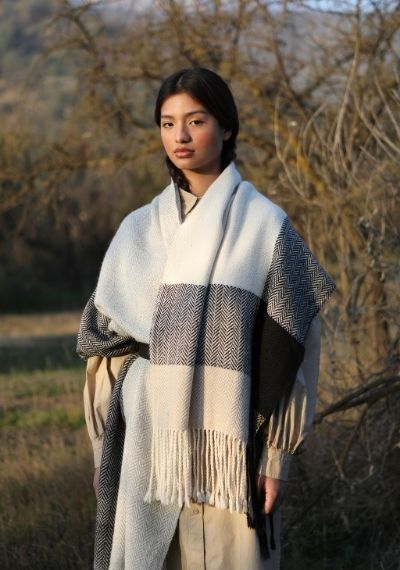Nueva colección de chales tejidos por artesanas aymaras