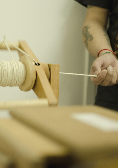 Hilando Libertad:  El tejido artesanal como reinserción laboral